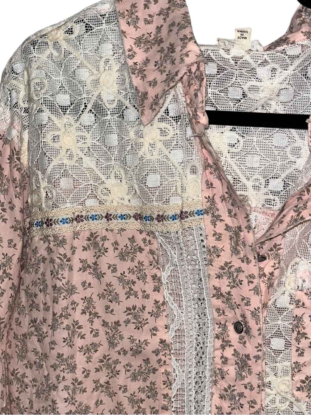 POL Large Blush Floral Lace Button-Down Top - Picture 5 of 6